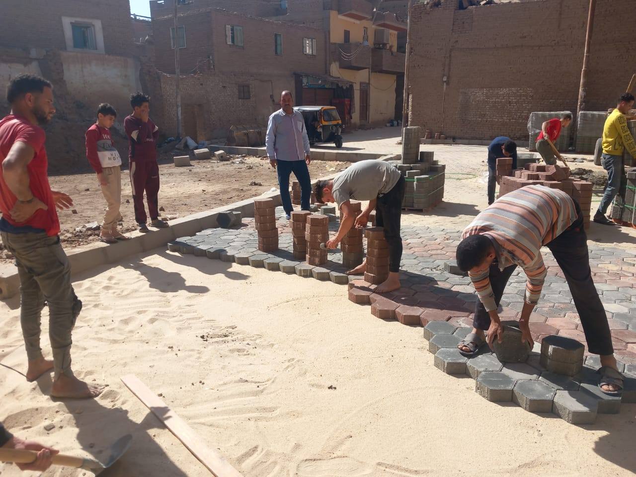 بلاط الإنترلوك يزين شوارع منطقة الراهبات بمنطقة أرمنت الحيط غرب الأقصر