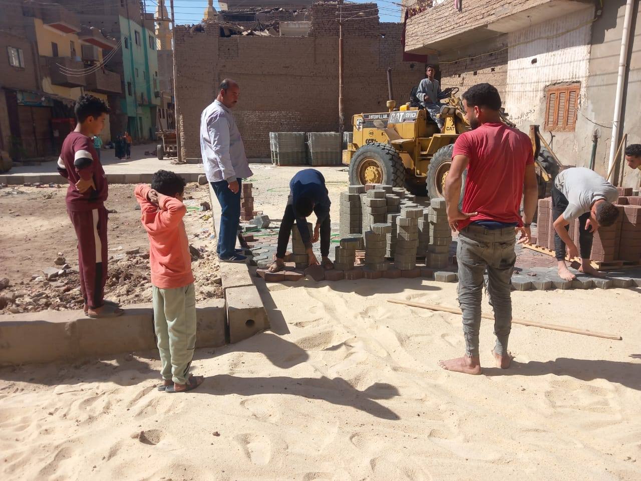 أعمال اليومية في تركيب بلاط الإنترلوك بمنطقة الراهبات بارمنت الحيط