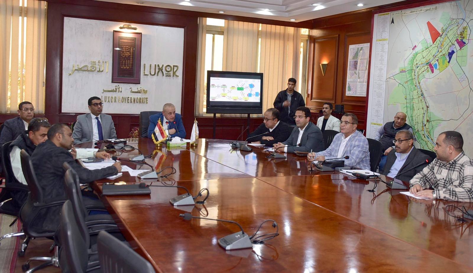 بحث الموقف التنفيذي لمشروعات حياة كريمة في قرى مدينتي أرمنت وإسنا