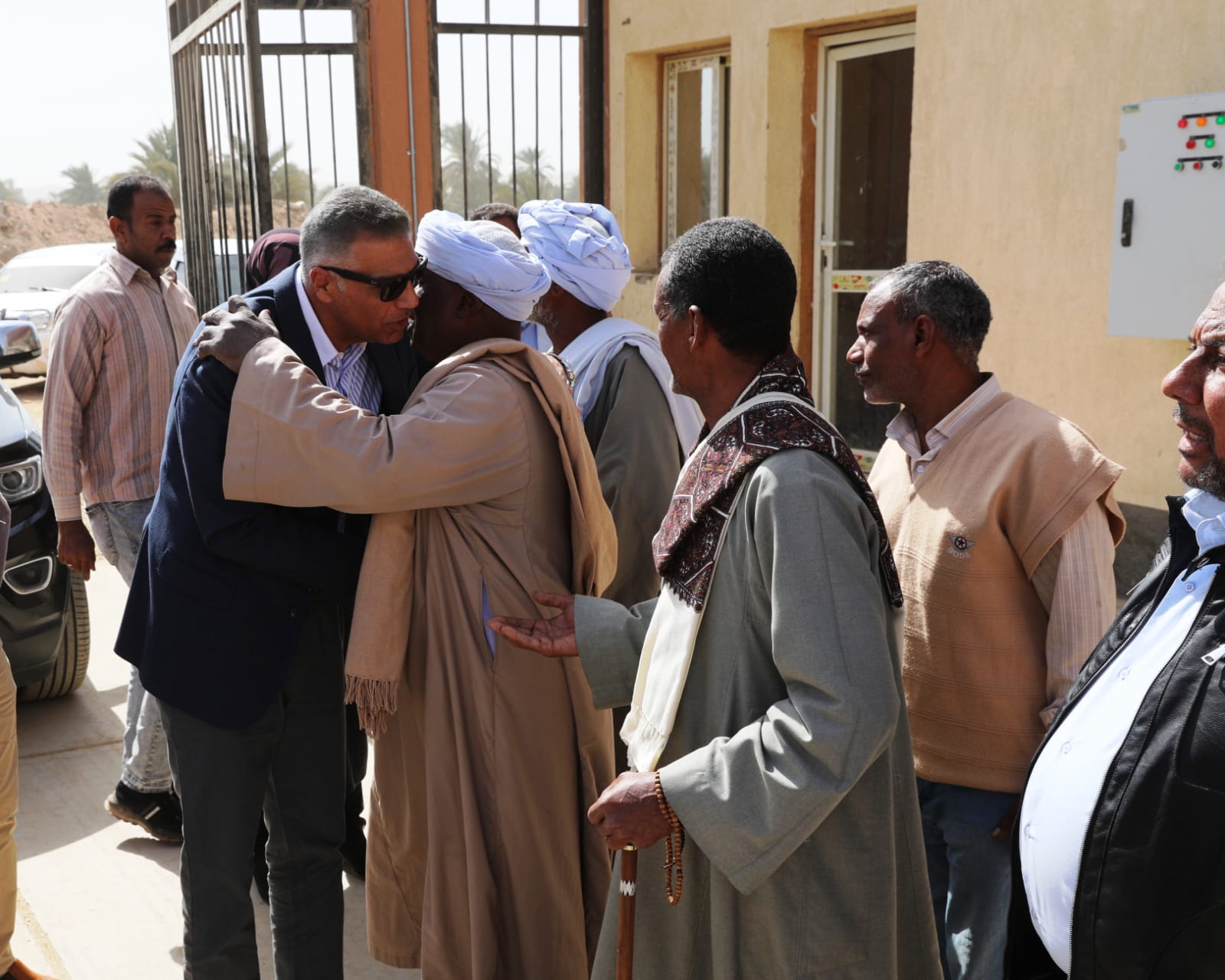 محافظ أسوان مع الأهالى محافظ أسوان مع الأهالى
