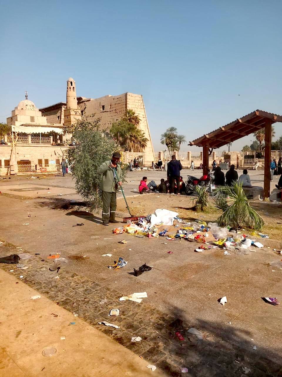 محافظ الأقصر يتابع حالة النظافة والتجميل بساحة أبو الحجاج