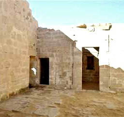 المعبد مبنى من الحجر الرملي