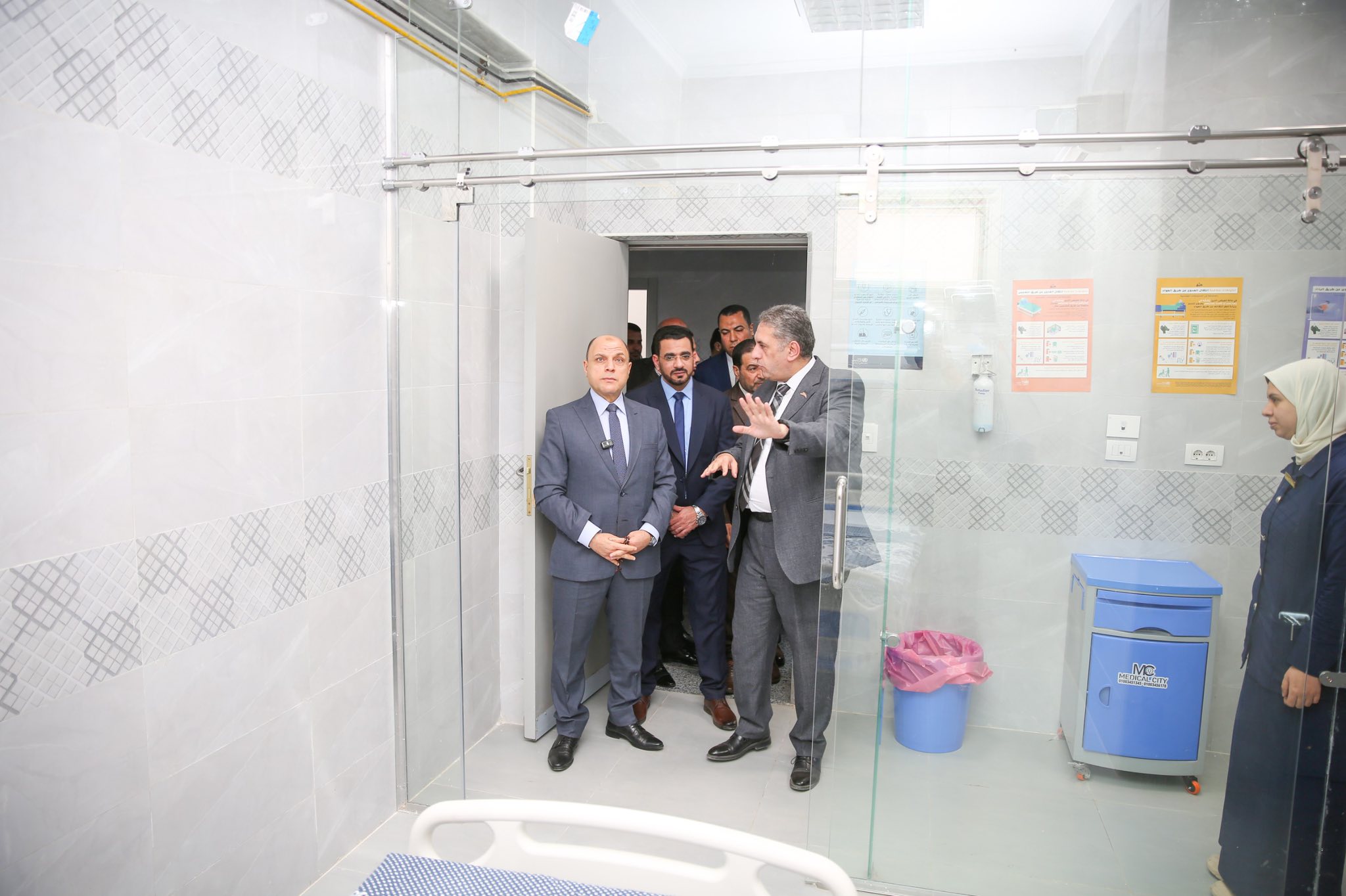 محافظ كفر الشيخ يتفقد  إحدى حجرات العناية