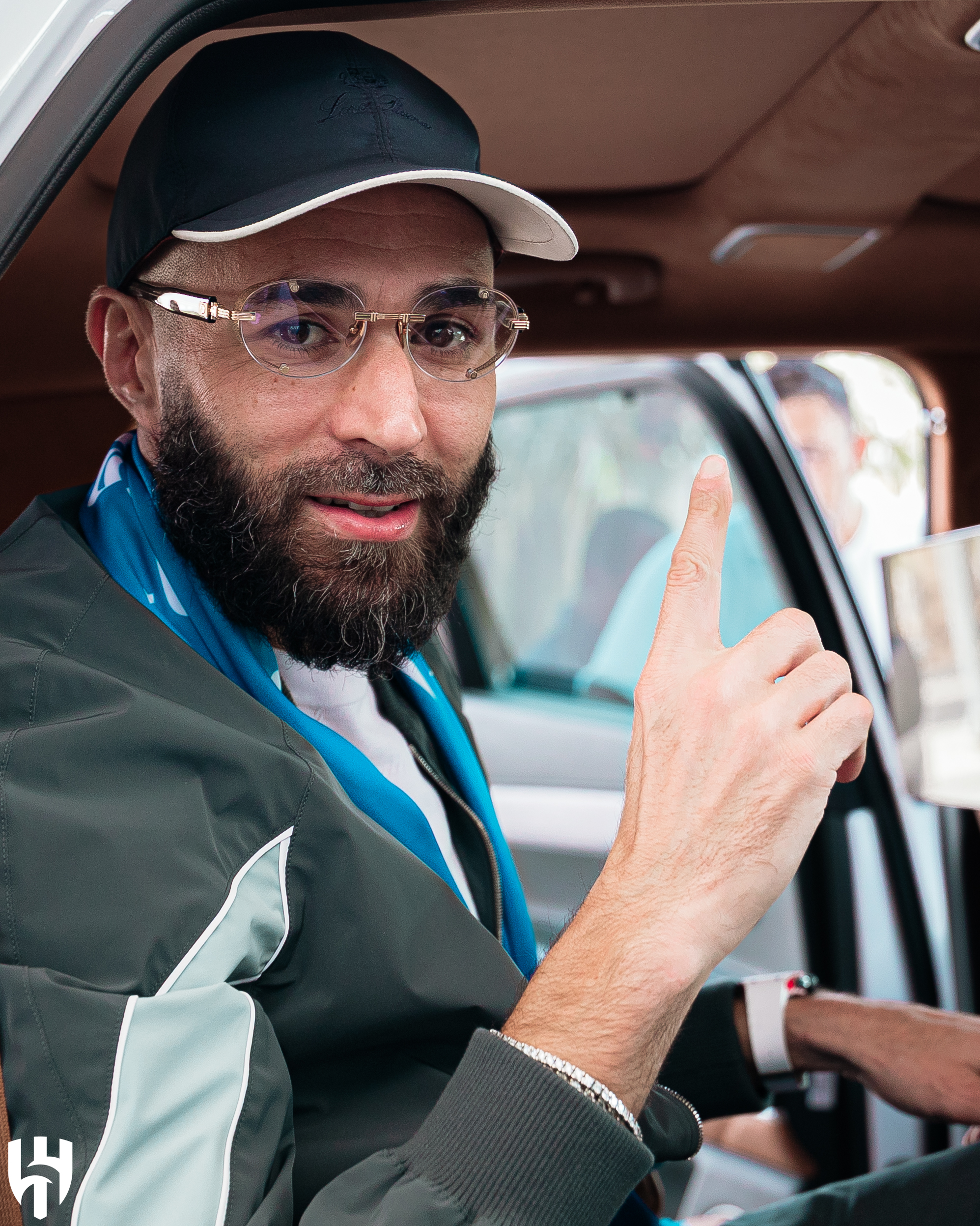 بنزيما داخل سيارة الهلال