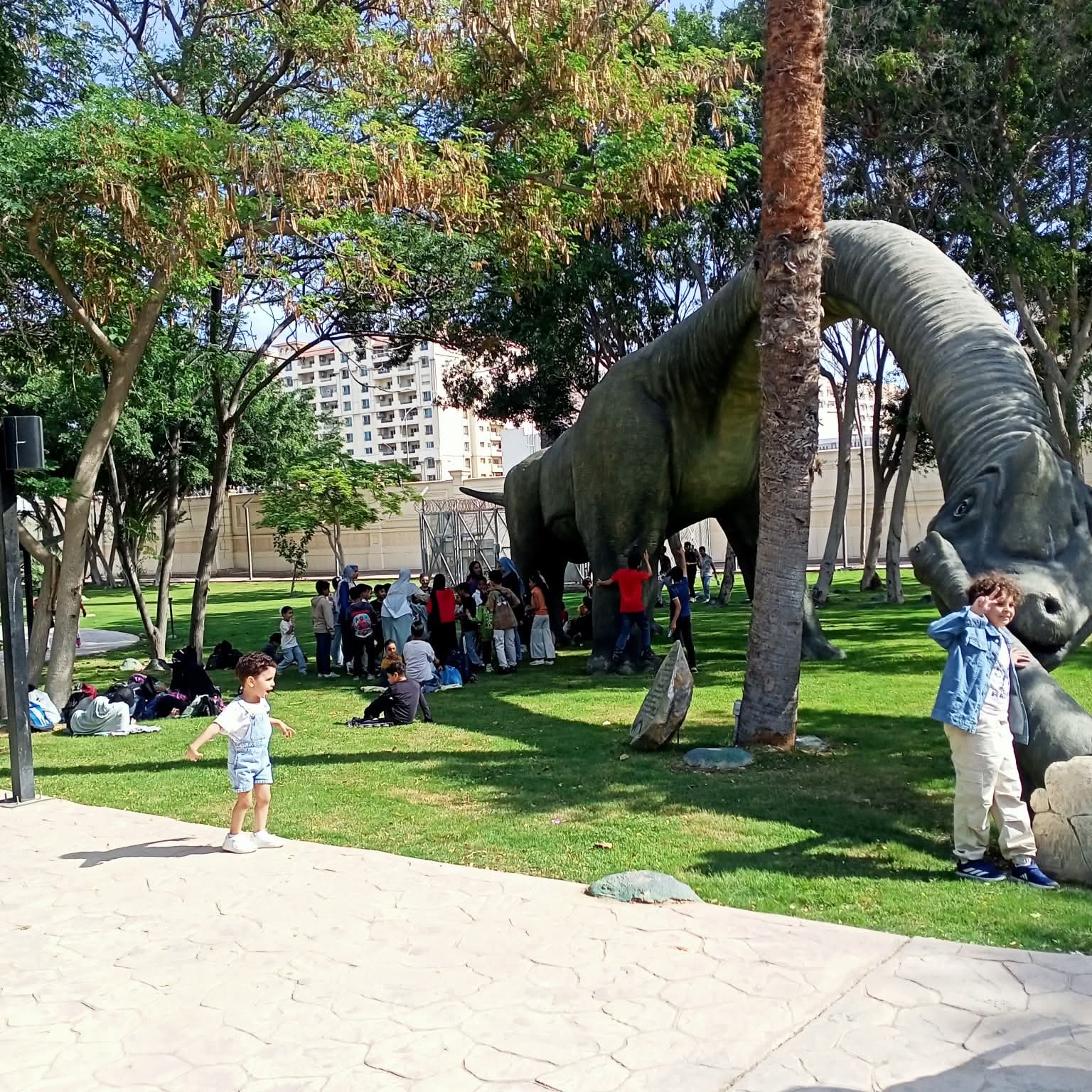 الاطفال داخل حديقة الديناصورات