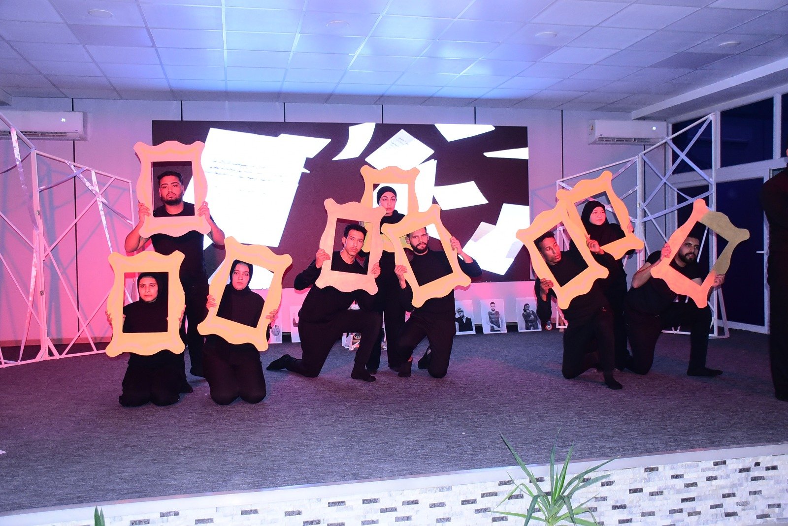 العرض المسرحى 