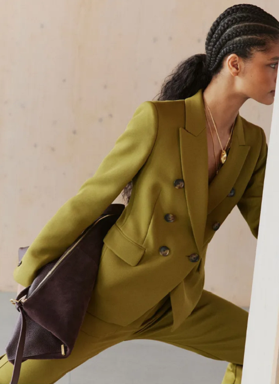 بدلة من اللون الأخضر المصفر