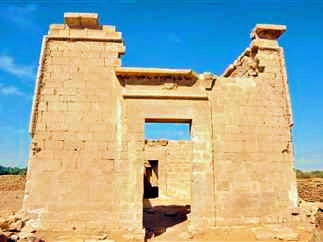 جدران معبد قصر الزيان تحكى تاريخ حقبة هامة فى الواحات