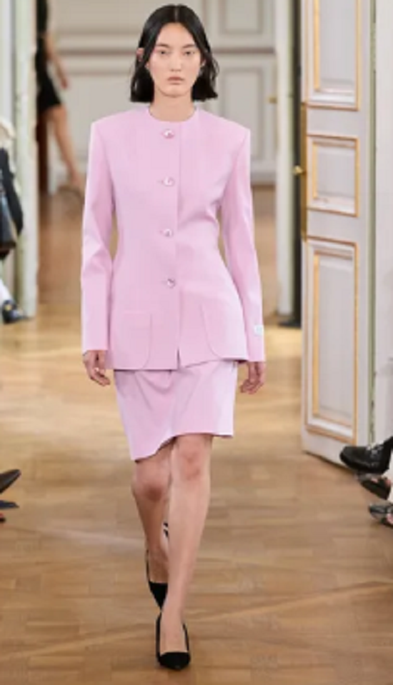 إطلالة من اللون الوردي