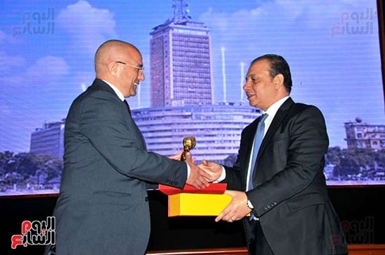 الامين العام للهيئة الوطنية للاعلام يكرم رئيس قطاع الأمن