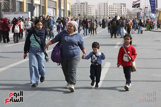 كبار وصغار في المعرض كبار وصغار في المعرض