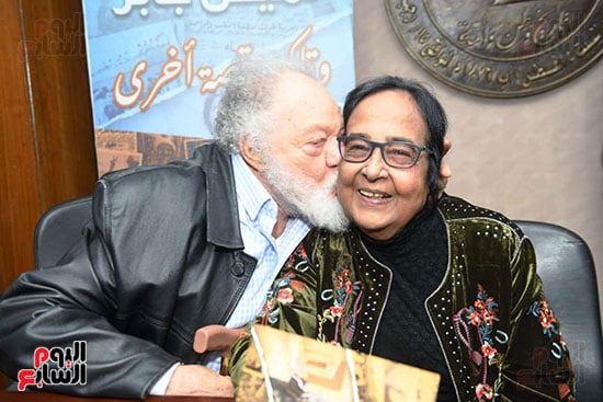 قبلة من يحيى الفخراني لـ لميس جابر قبلة من يحيى الفخراني لـ لميس جابر