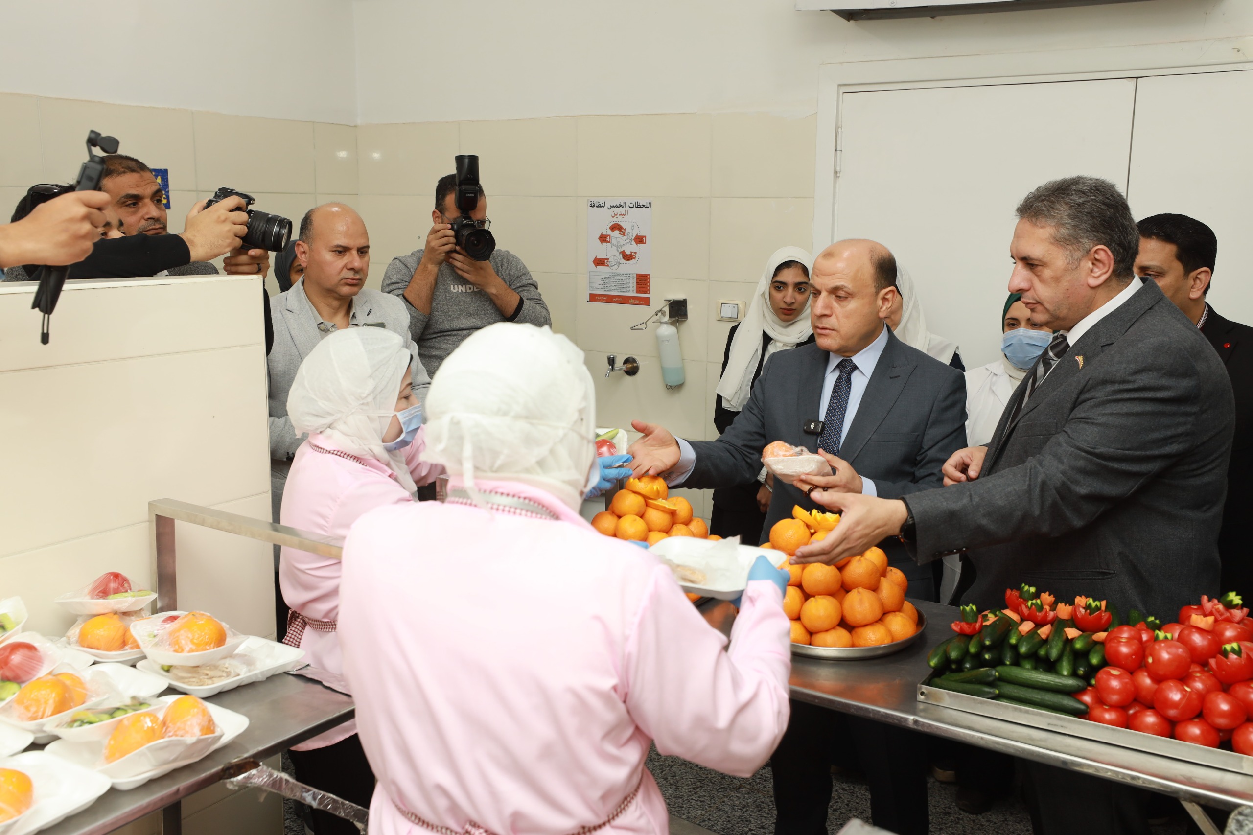 مافظ كفر الشيخ بمطبخ  مستشفى فوه المركزي