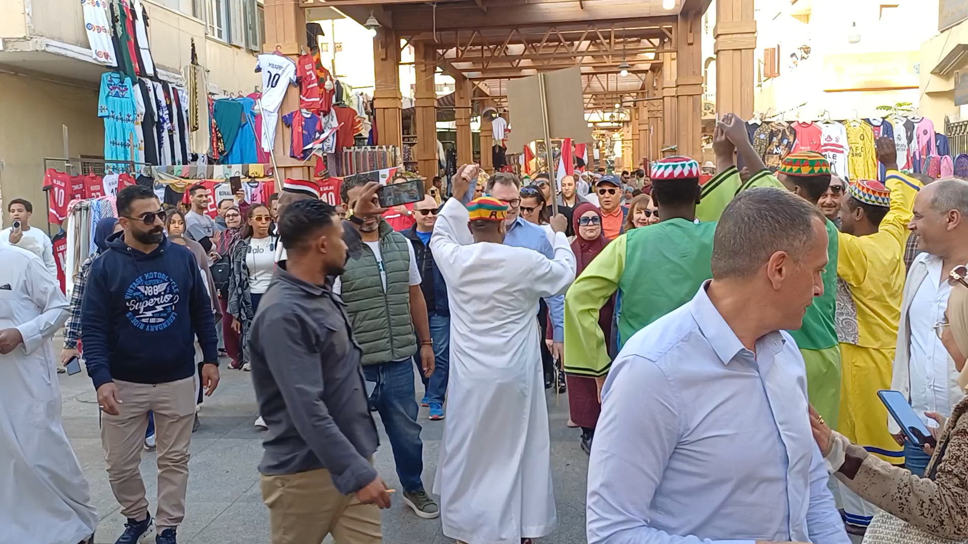 سفير كندا بالقاهرة يتفاعل بالرقص مع فرق مهرجان أسوان الدولى