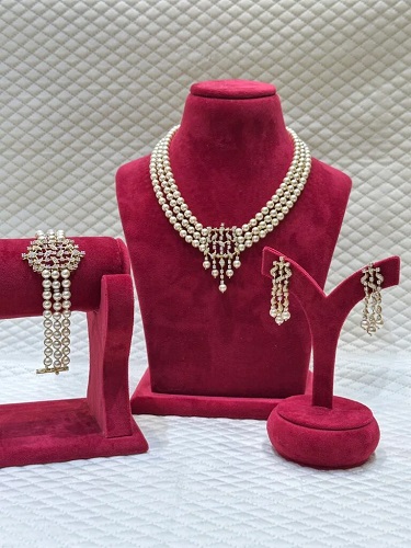 طقم ذهب وعقد مميز