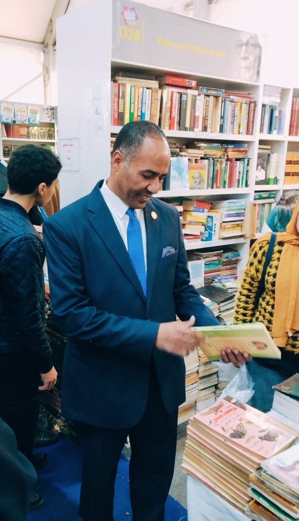 الدكتور خالد ابو الليل يتطلع على الإصدارات الدكتور خالد ابو الليل يتطلع على الإصدارات