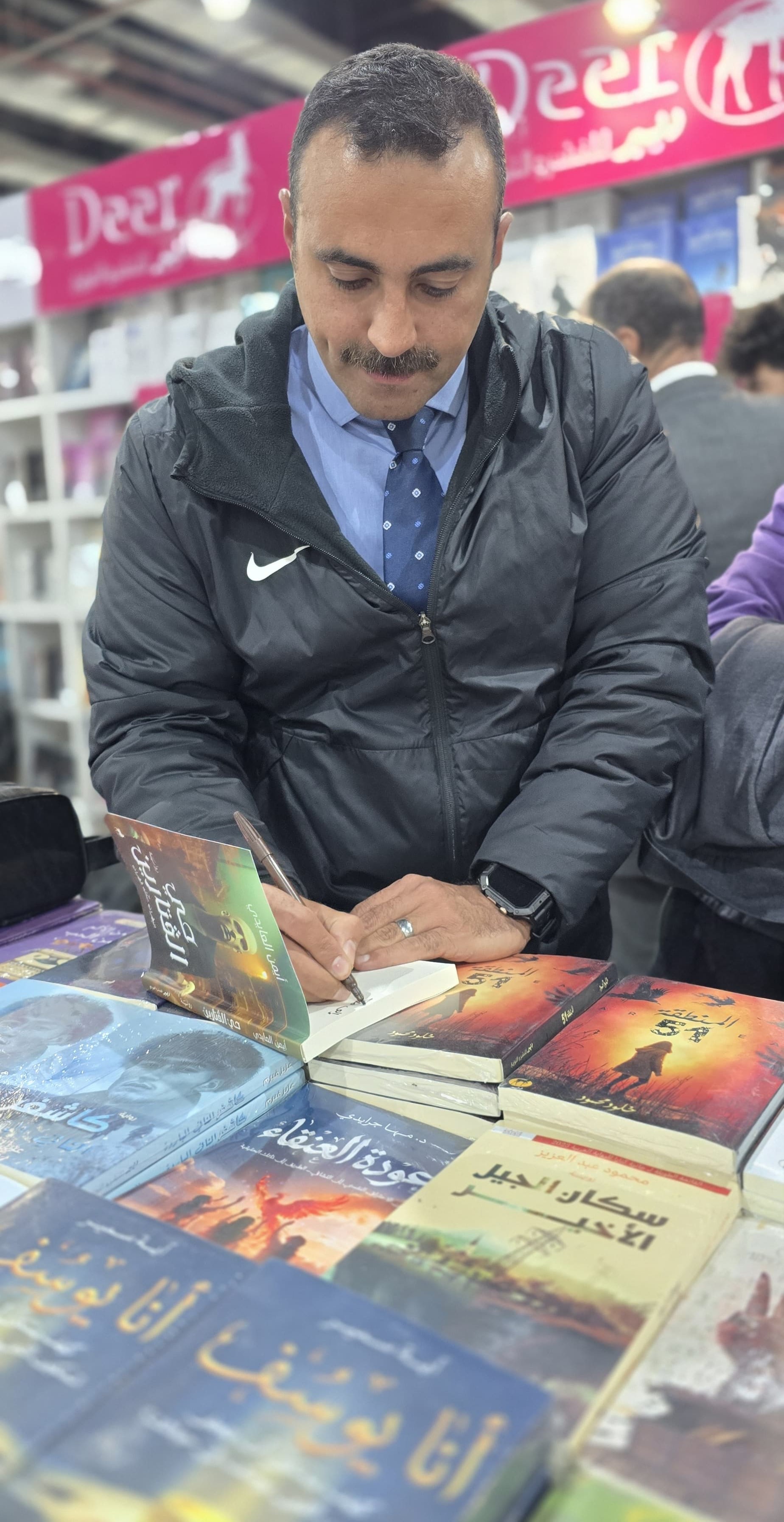 الروائى أيمن العايدى خلال حفل توقيع أحدث رواياته حى الفتارين (2)