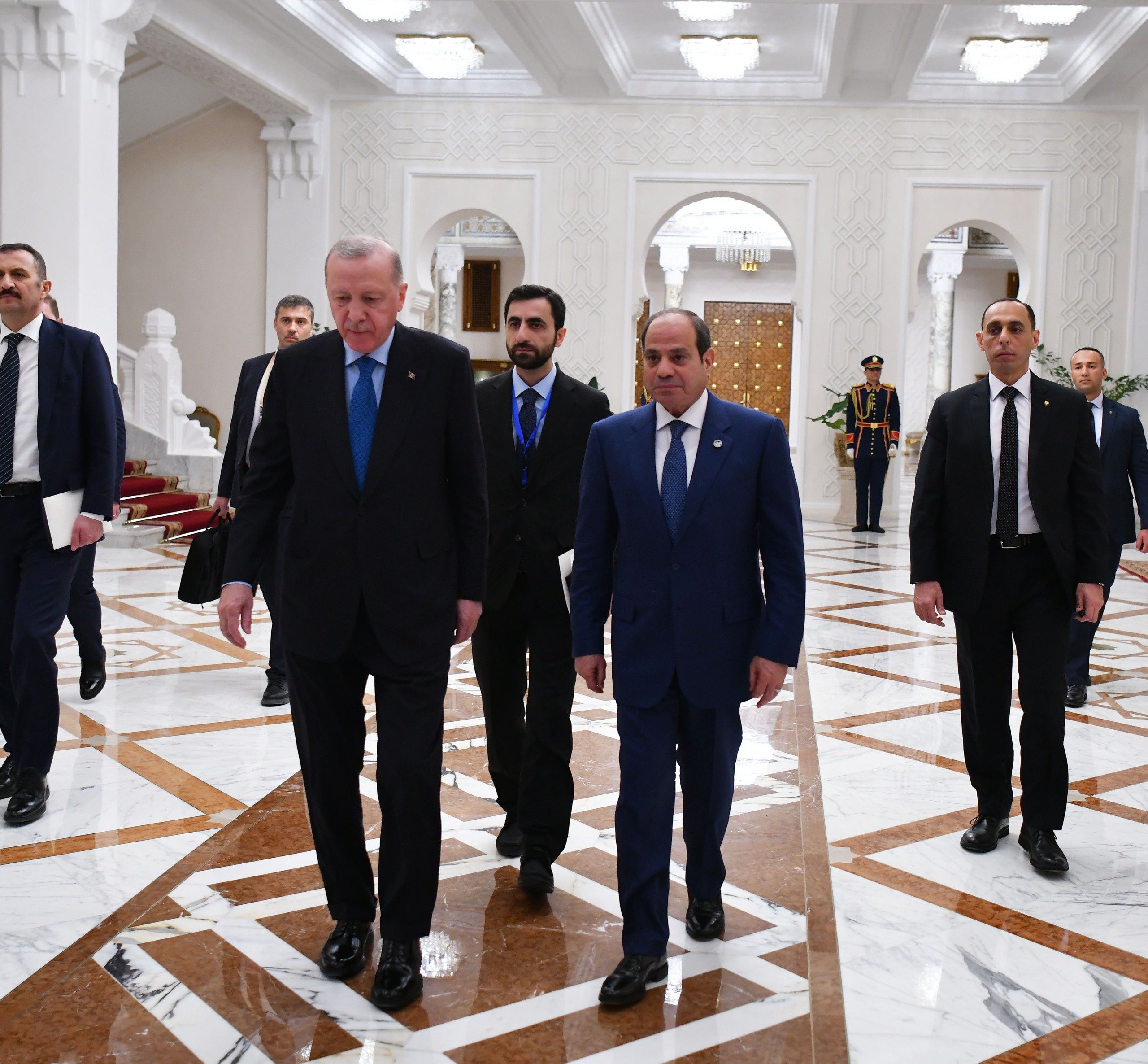 أردوغان يهدى السيسى سيارة كهربائية (2)