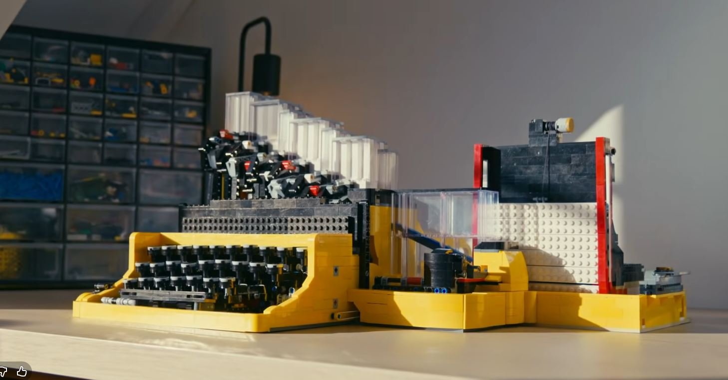 آلة كاتبة مستوحاة من لعبة ليجو