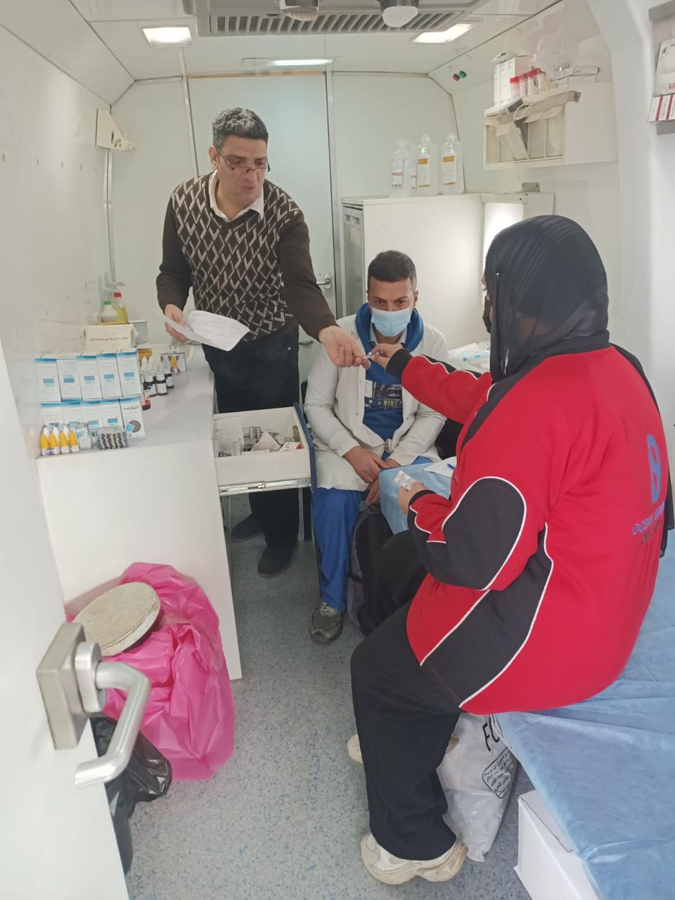  تقديم الخدمات الطبية والتوعوية 