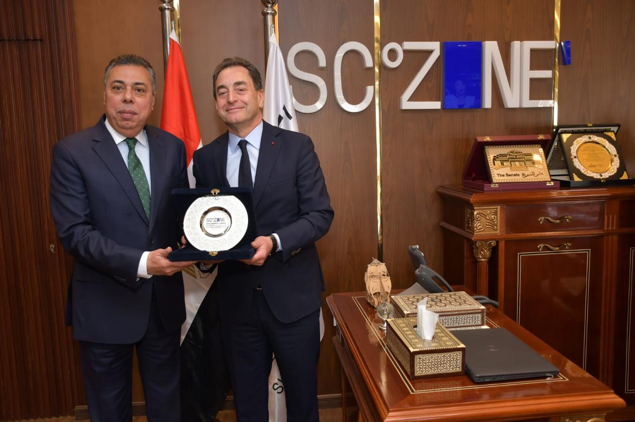 تثديم درع الهيئة للسفير