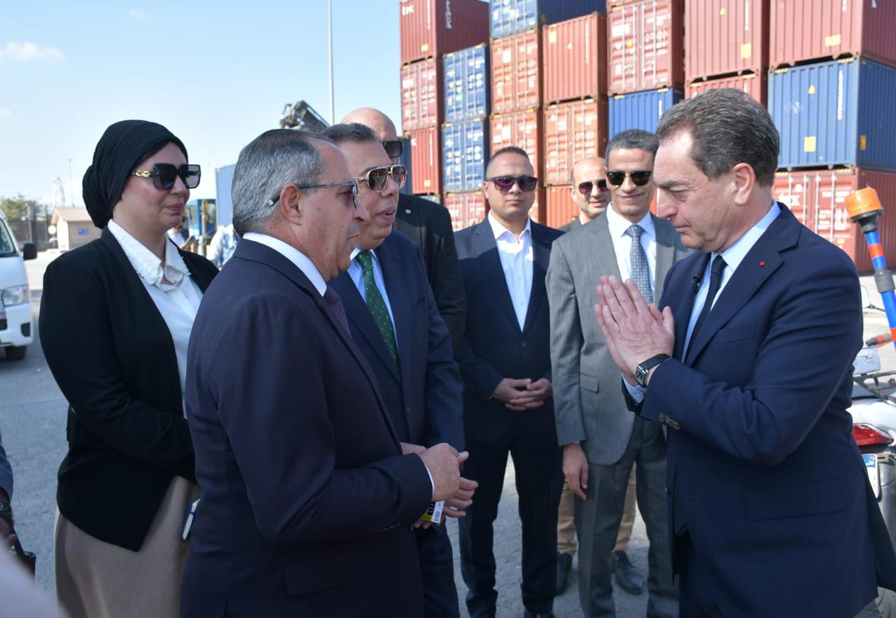 حوار يين المخافظ والسفير