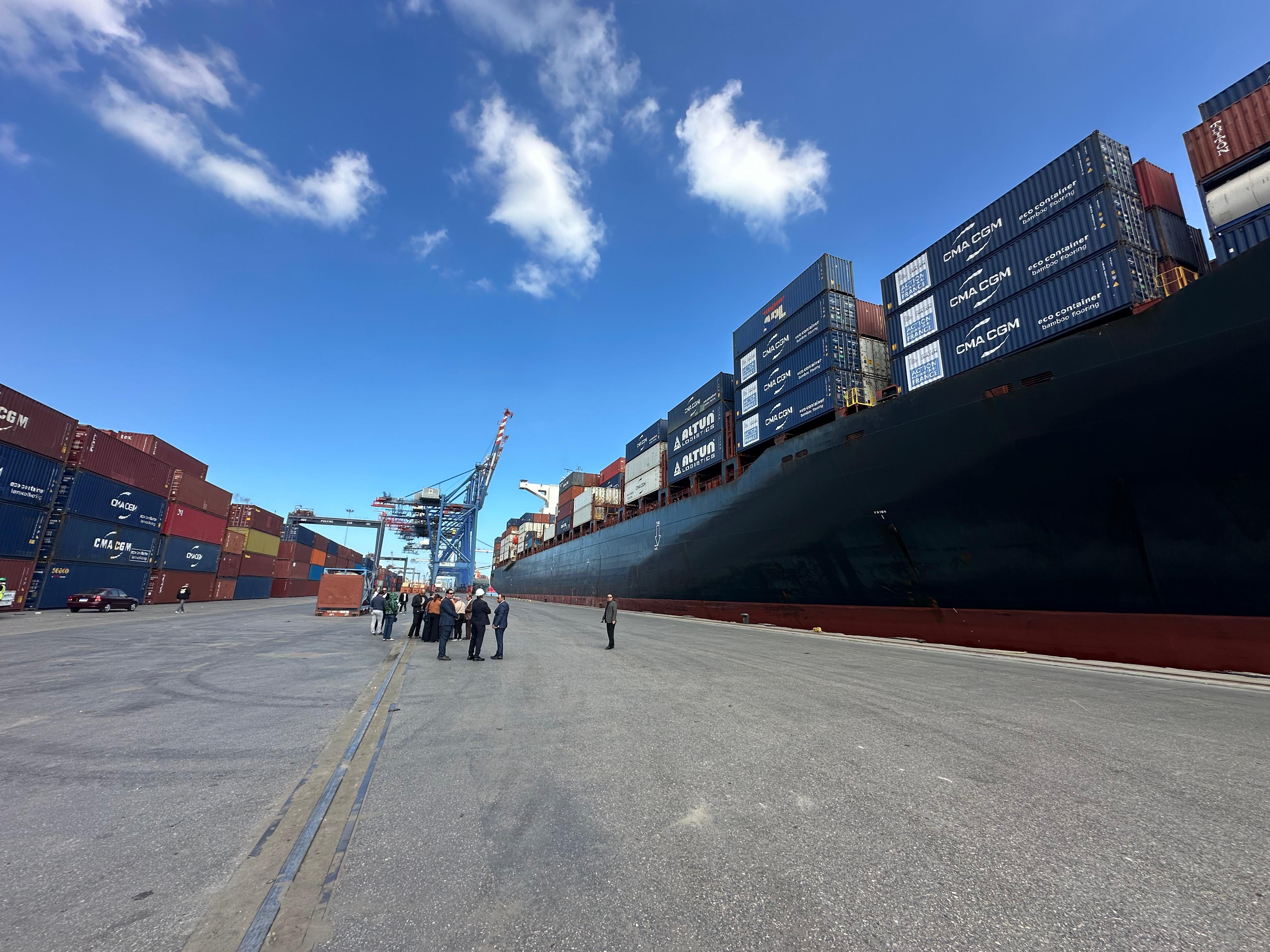 السفينة بالرصيف