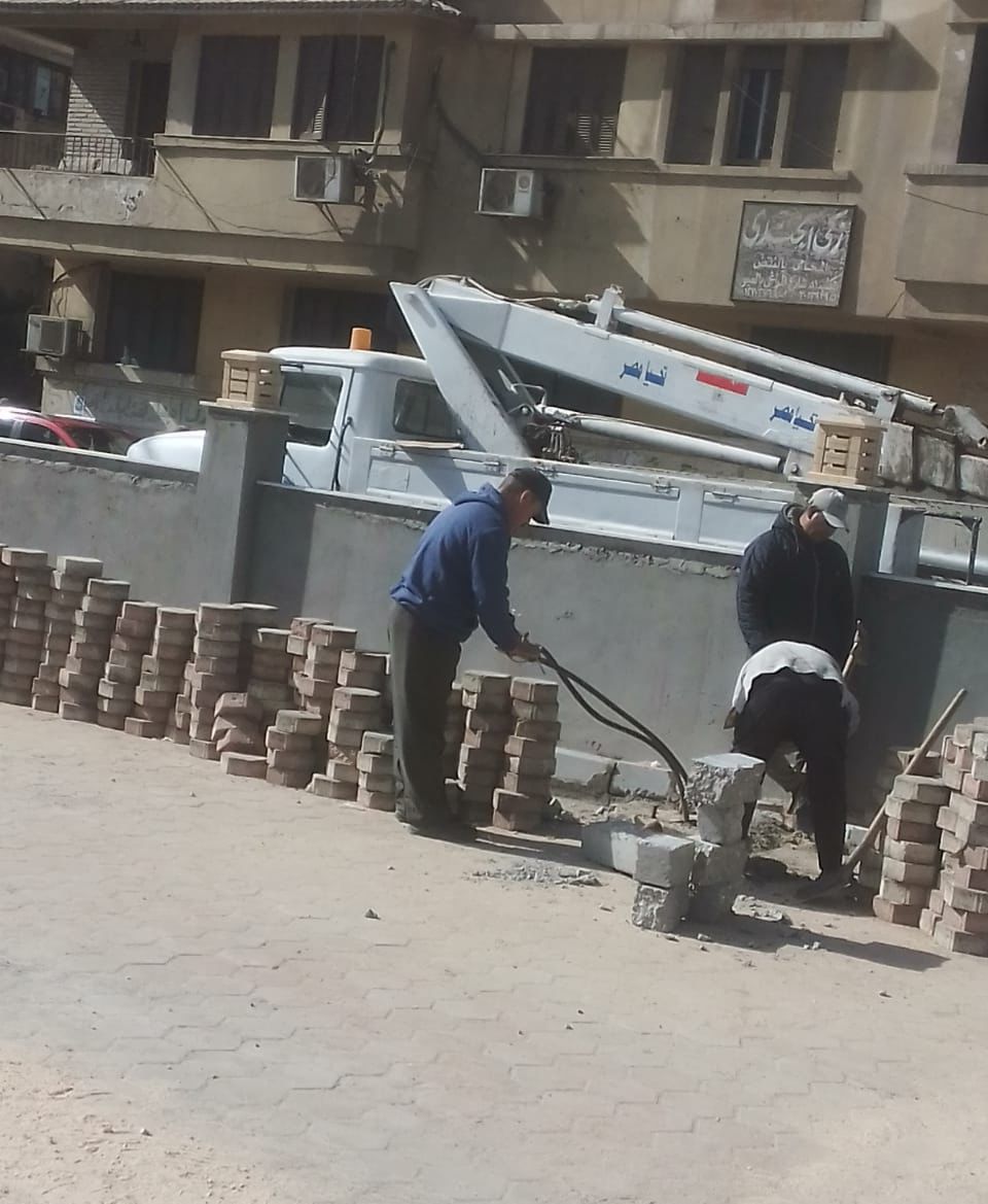 رئيس حى العجوزة يتابع رفع كفاءة النظافة والإنارة بموقف الكيت كات (3)