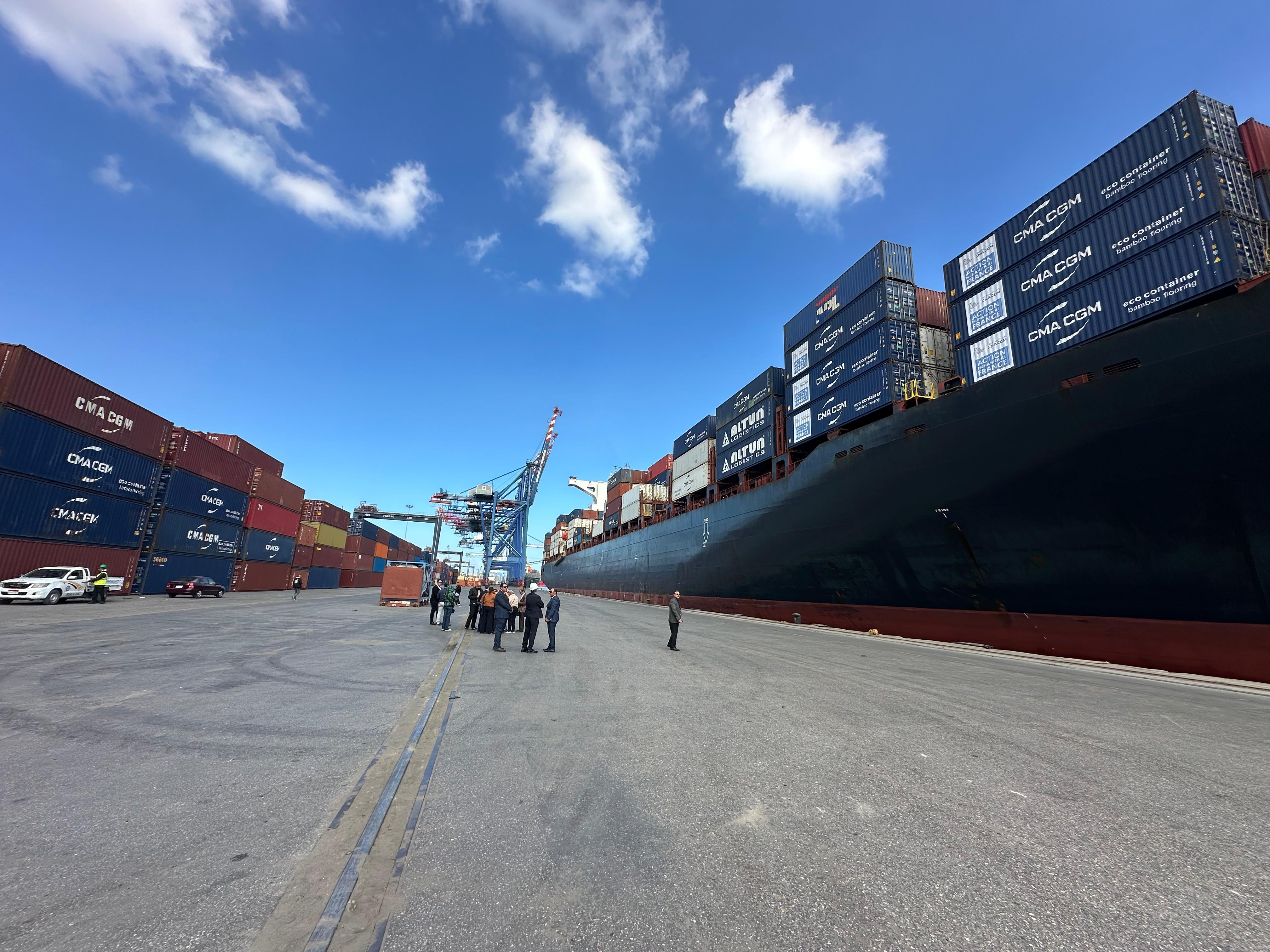 السفينة على رصيف ميناء بورسعيد