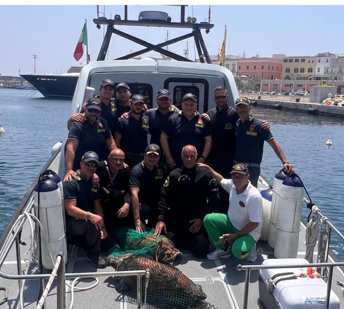 علماء الآثار البحرية مع بقايا حطام سفينة رومانية