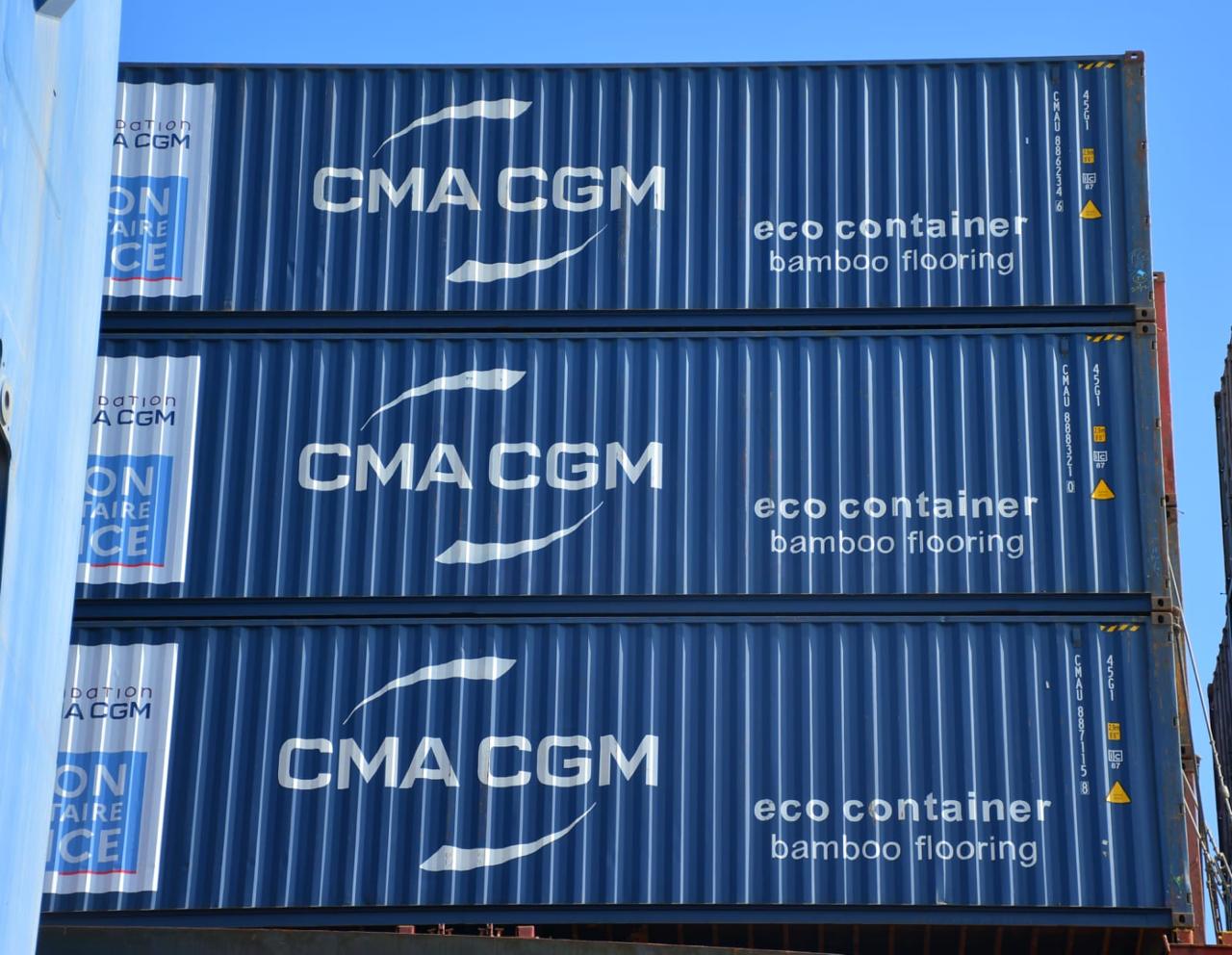 حاويات المساعدات لغزة