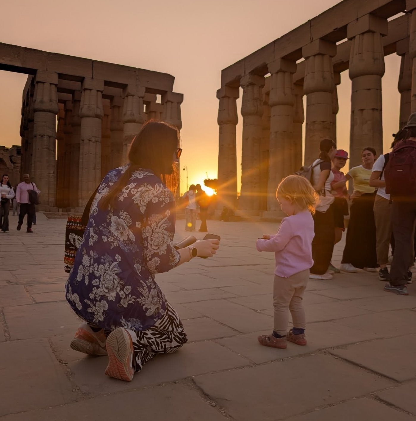 فرحة وبهجة سياح العالم بين أعمدة وأروقة معبد الأقصر
