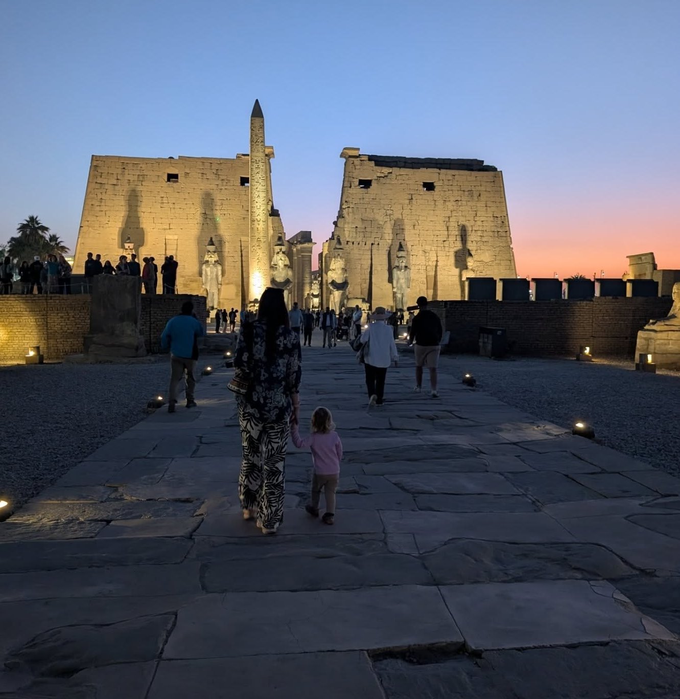 زيارات السائحين طوال اليوم لمعبد الأقصر