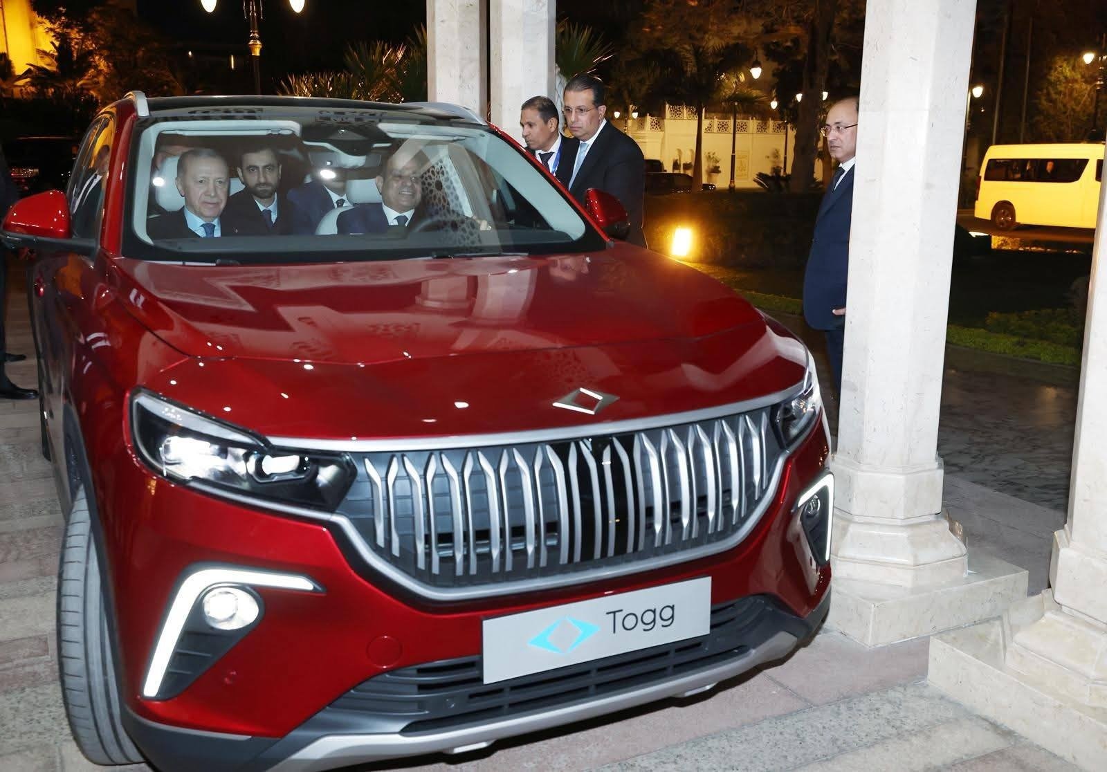 أردوغان يهدى السيسى سيارة كهربائية. (2)