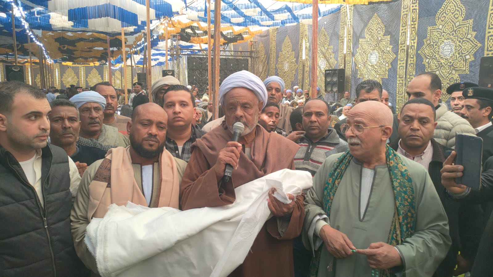 لحظة إنهاء خصومة ثأرية بين عائلتي آل حسانى وآل العزب بمدينة إسنا