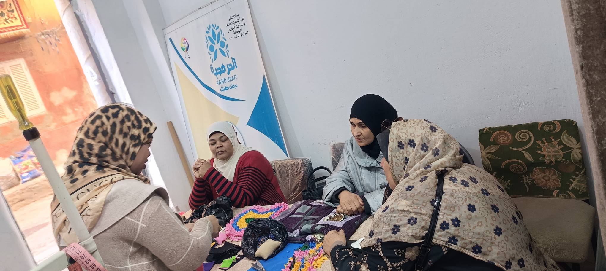 فعاليات ورشة عمل لإعادة تدوير القماش والبلاستيك لتمكين الفتيات والسيدات