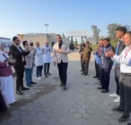 الأطقم الطبية بمستشفى الحميات تحتفل بحصولها على الإعتماد 