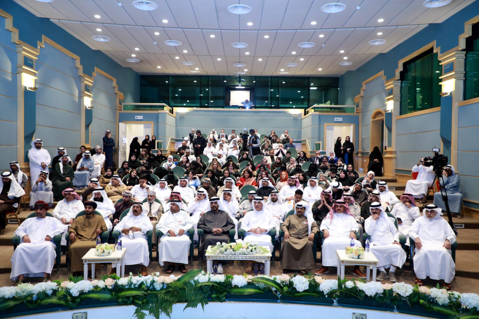 جانب من الأمسية الشعرية