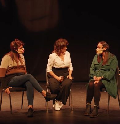 عرض مسرحي يشارك به الجمهور