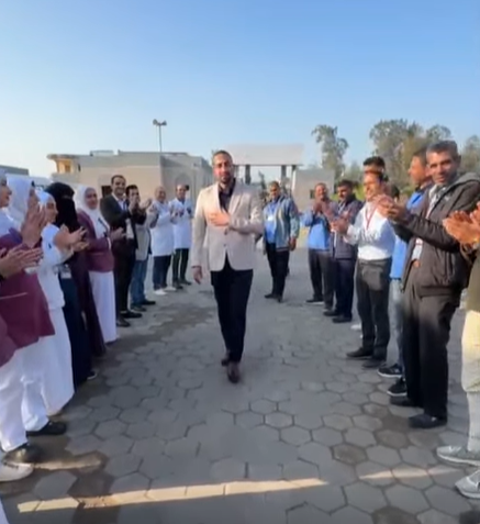 الأطقم الطبية بمستشفى حمايات مطوبس تعبر عن سعادتها خلال ممر شرفي لمديرهم 