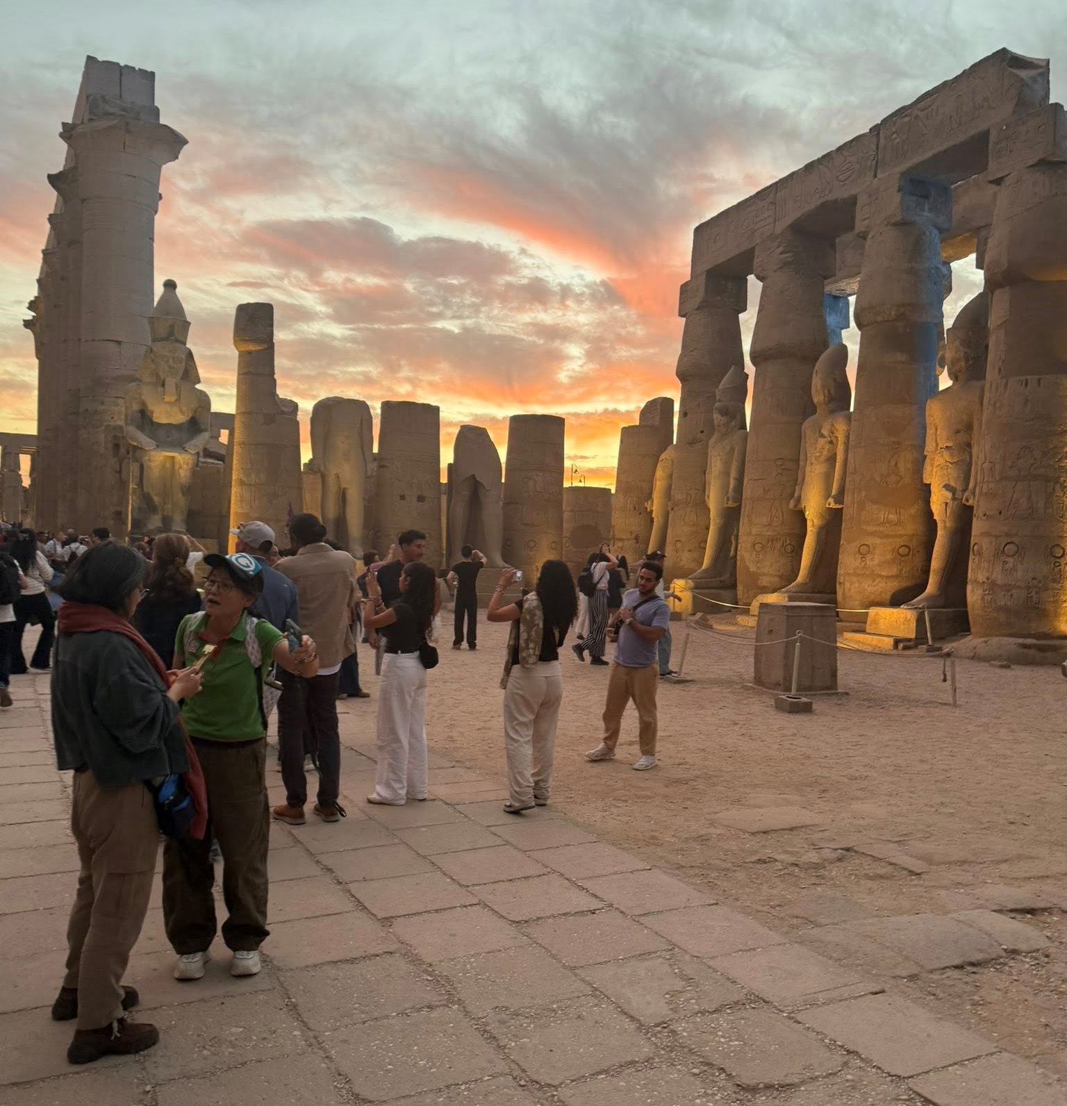 جانب من سحر زيارات الأجانب فى قلب معبد الأقصر