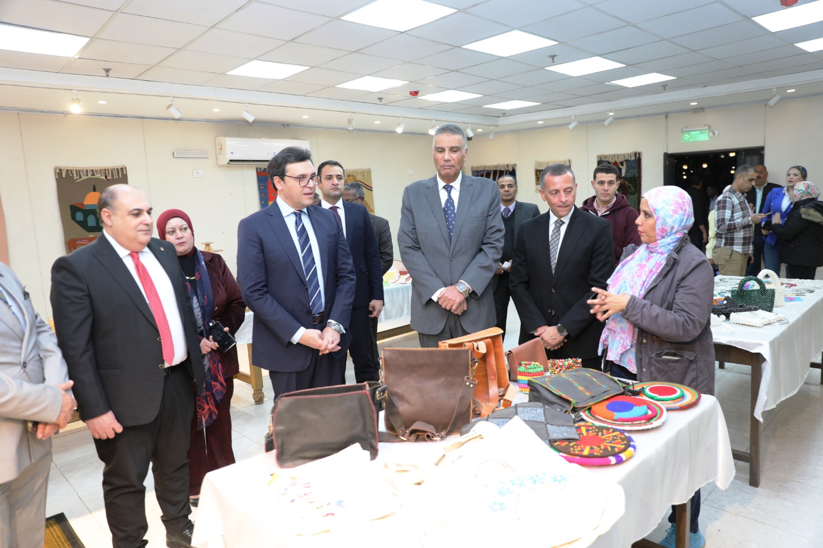 تفقد معرض الحرف اليدوية 