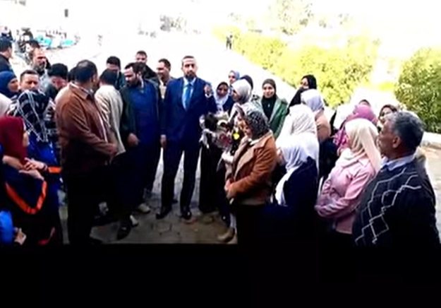 الاطقم الطبية تستقبل مدير المستشفى بالورود 