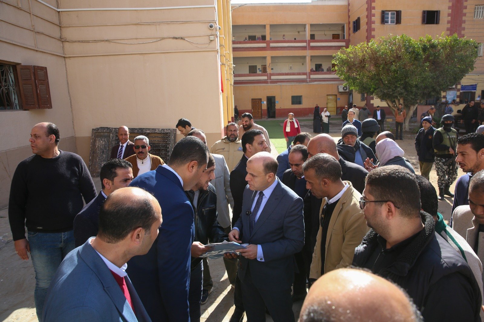 محافظ كفر الشيخ يلتقي بالمواطنين