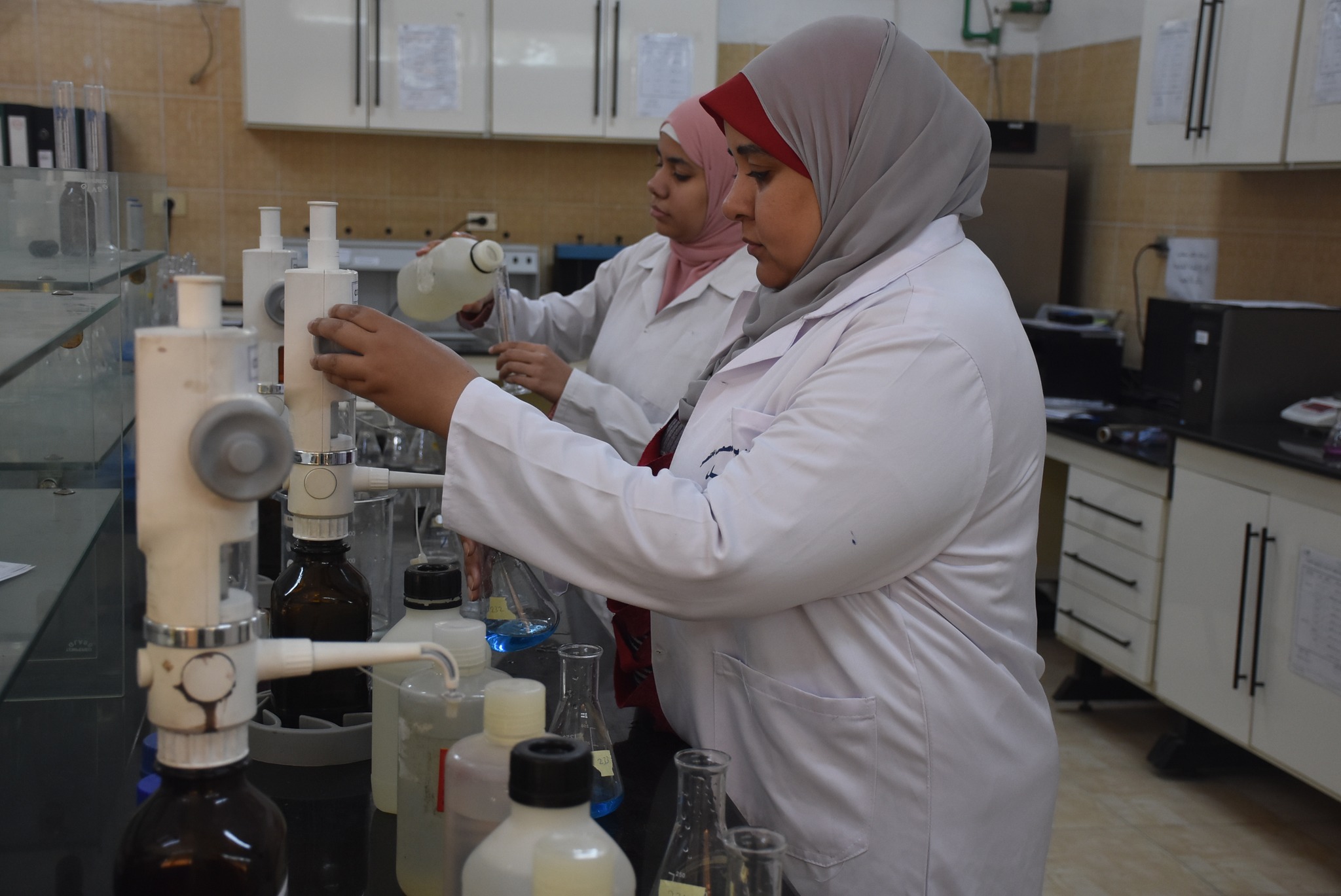 تحاليل متكاملة لـ47 عينة من مياه الشرب للتأكد من مطابقتها للمواصفات بالأقصر تحاليل متكاملة لـ47 عينة من مياه الشرب للتأكد من مطابقتها للمواصفات بالأقصر