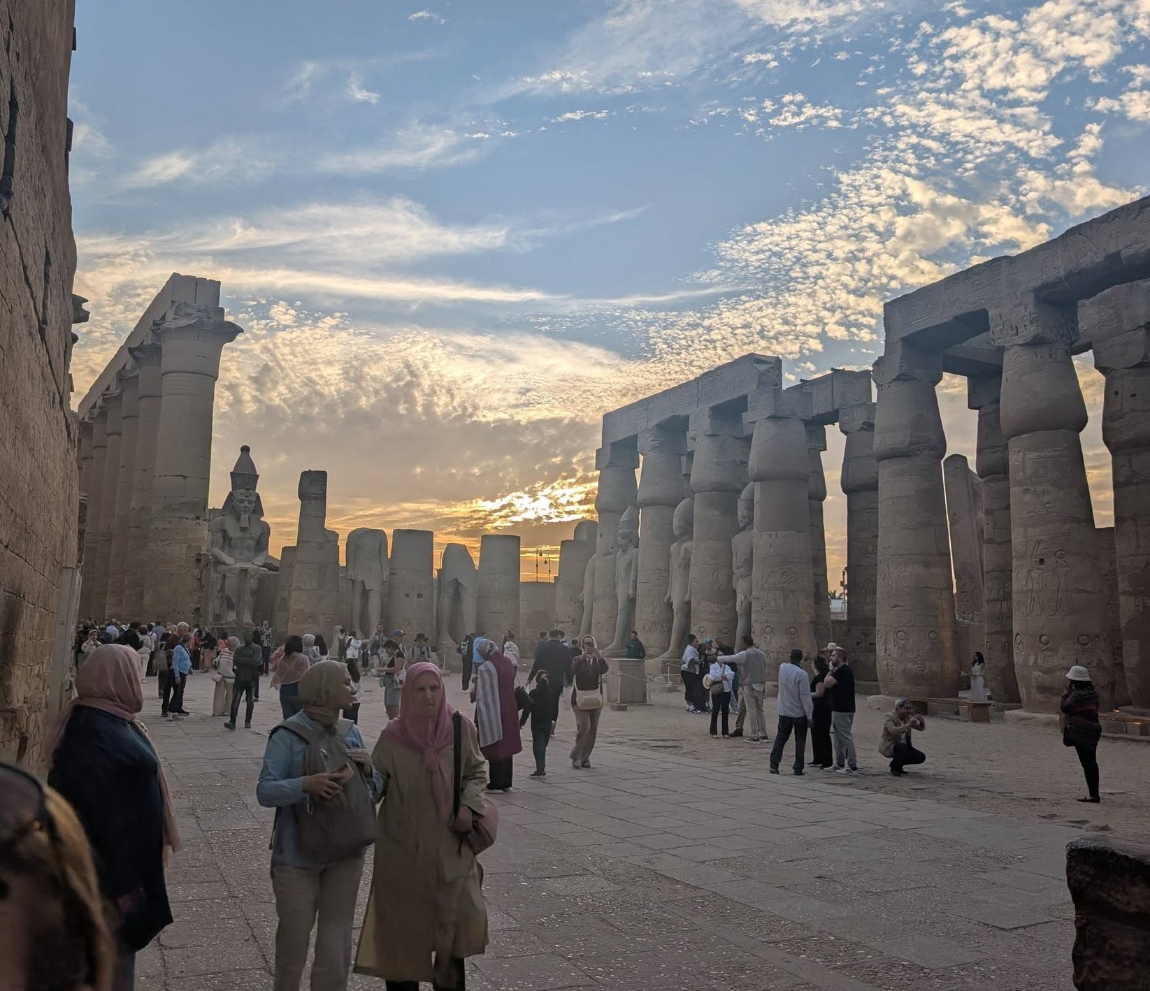 مشاهد ساحرة لبهجة سياح العالم بين أعمدة وأروقة معبد الأقصر