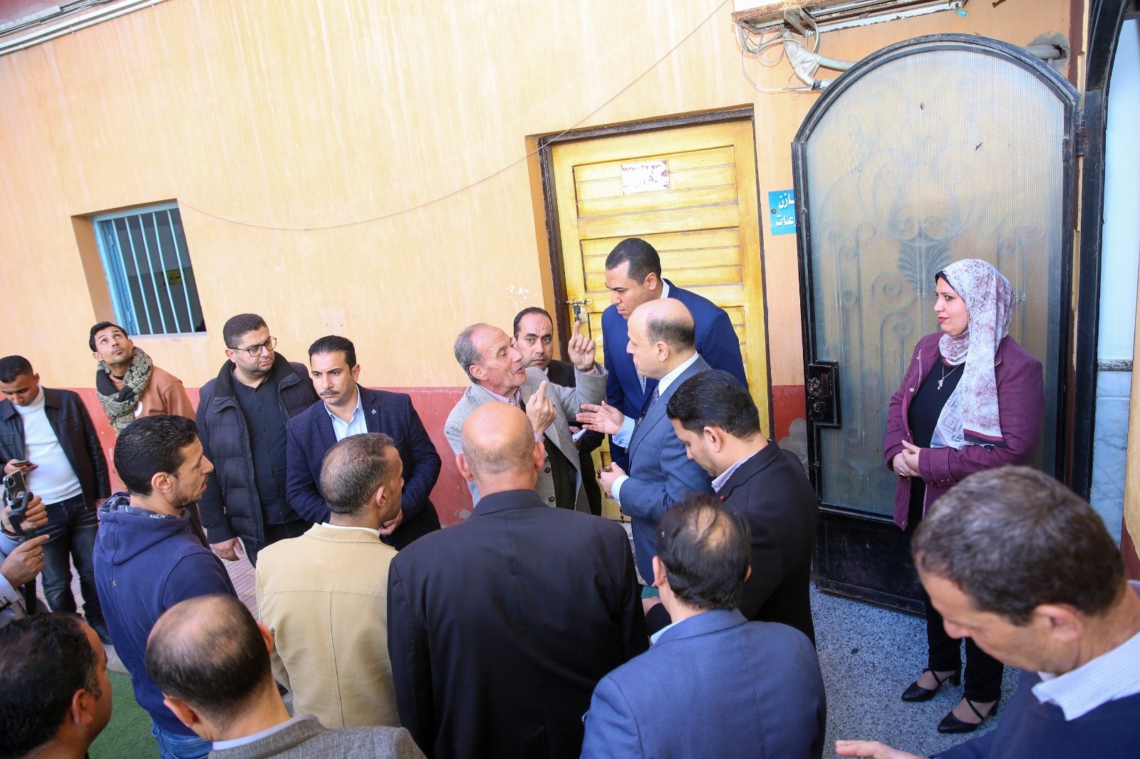 محافظ كفر الشيخ يستمع لعدد من المواطنين