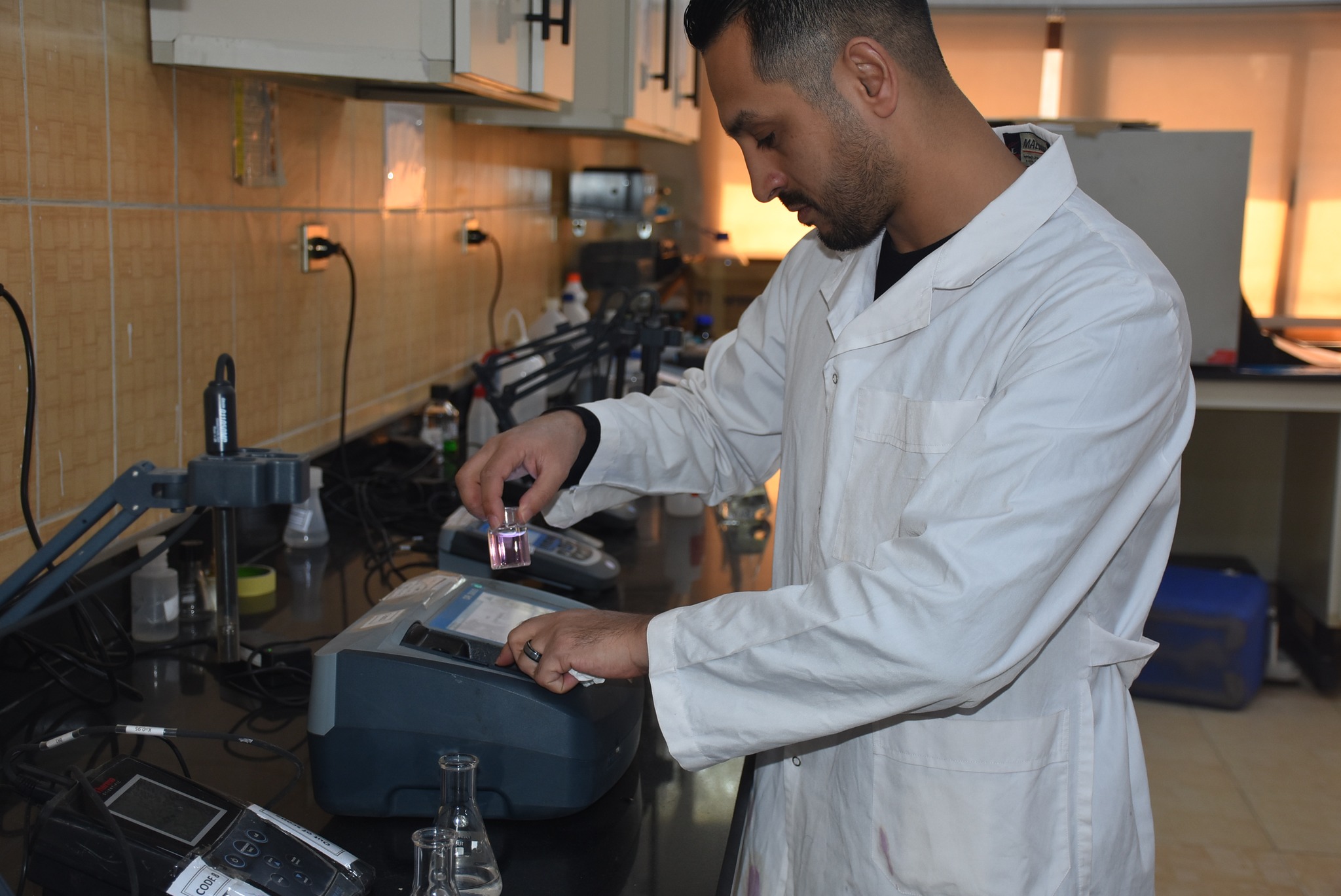 تحاليل متكاملة لـ47 عينة من مياه الشرب للتأكد من مطابقتها للمواصفات القياسية تحاليل متكاملة لـ47 عينة من مياه الشرب للتأكد من مطابقتها للمواصفات القياسية