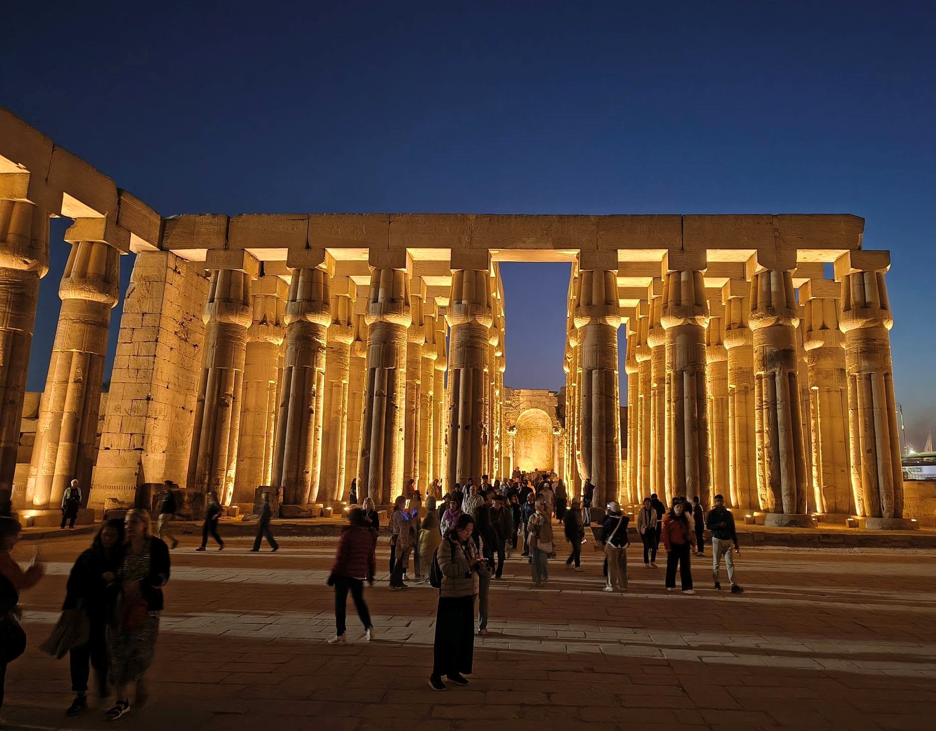 زيارات مبهجة للسياح مساءاً فى قلب معبد الأقصر