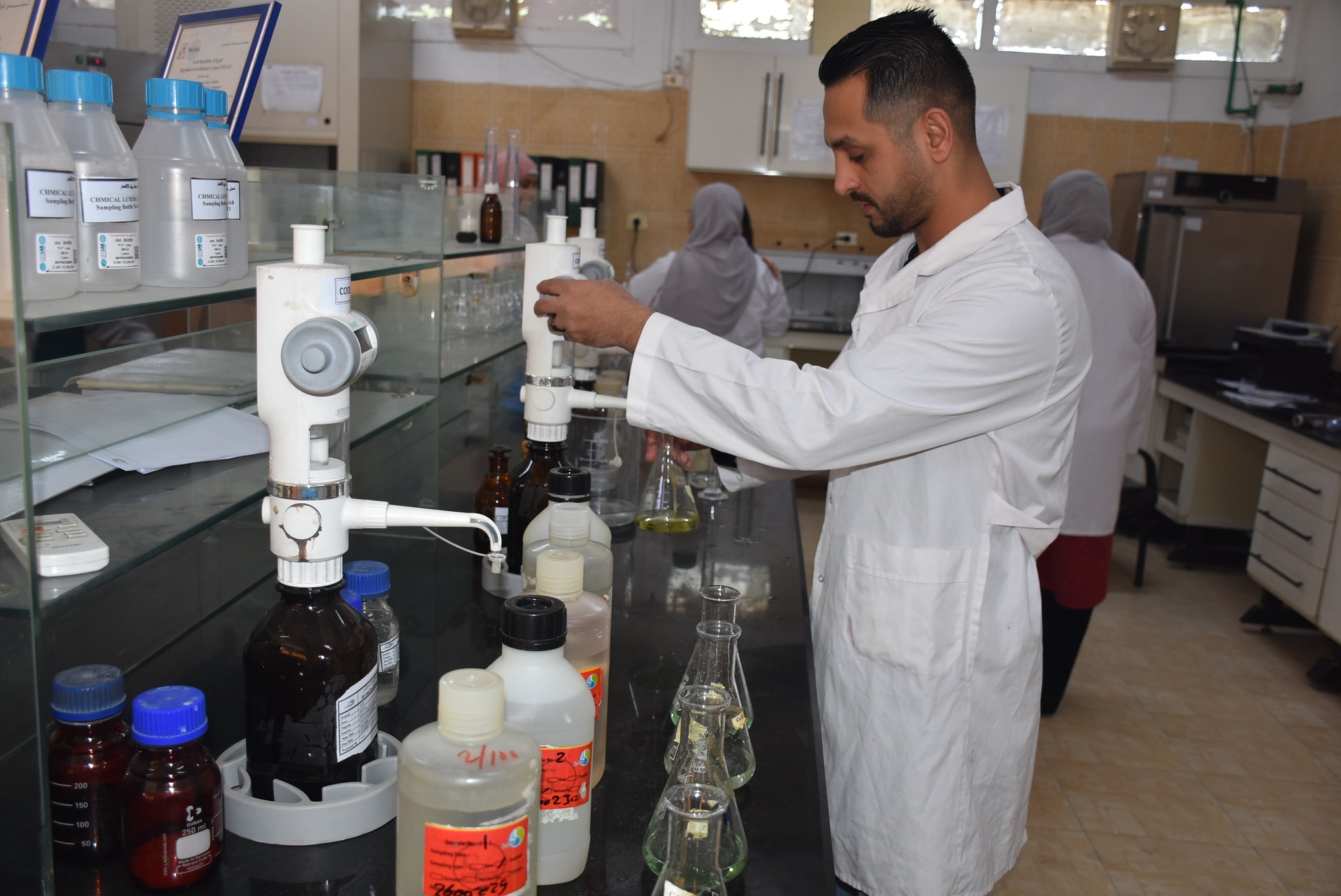 إجراء تحاليل متكاملة لـ47 عينة من مياه الشرب للتأكد من مطابقتها للمواصفات بالأقصر إجراء تحاليل متكاملة لـ47 عينة من مياه الشرب للتأكد من مطابقتها للمواصفات بالأقصر